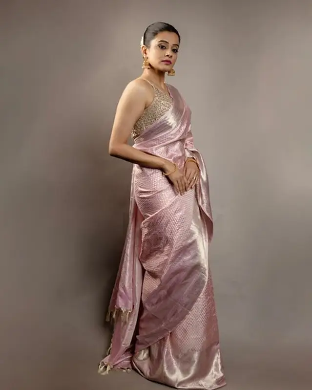 PRIYAMANI IN SOUTH INDIAN TRADITIONAL PINK SAREE SLEEVELESS BLOUSE 2